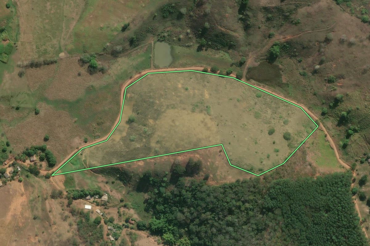 Imagem de satélite do imóvel rural em Santo Antônio de Pádua (RJ), com o contorno declarado no CAR desenhado por cima.