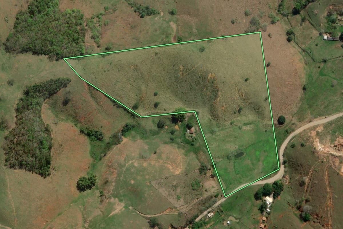 Imagem de satélite do imóvel rural em Santo Antônio de Pádua (RJ), com o contorno declarado no CAR desenhado por cima.