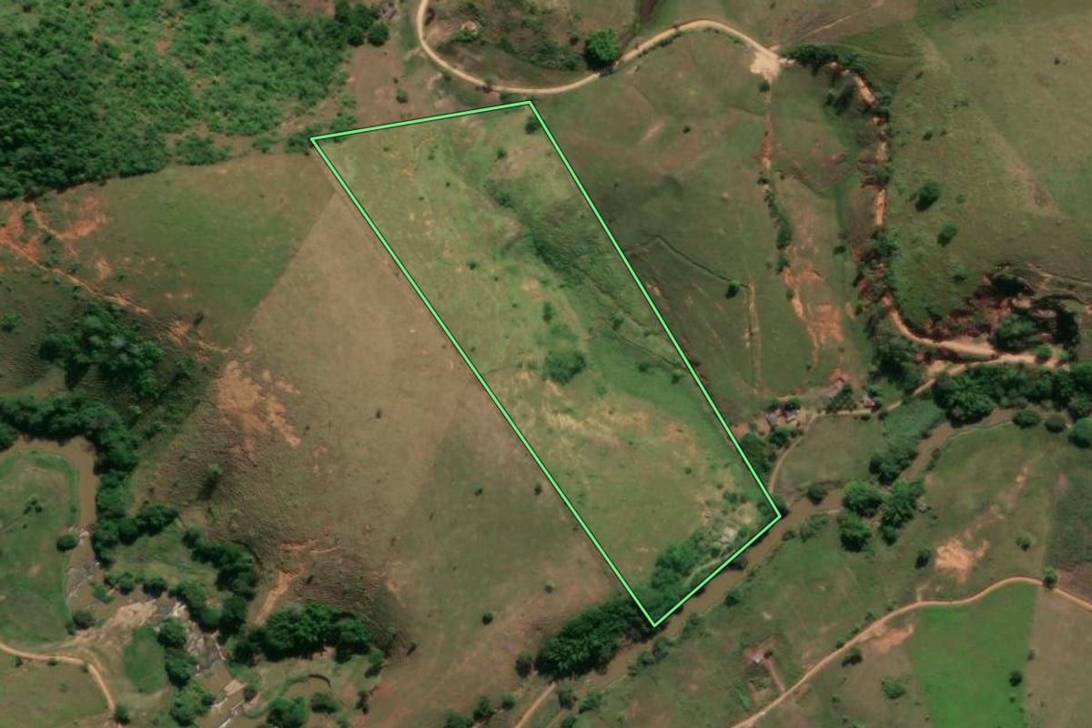 Imagem de satélite do imóvel rural em Santo Antônio de Pádua (RJ), com o contorno declarado no CAR desenhado por cima.