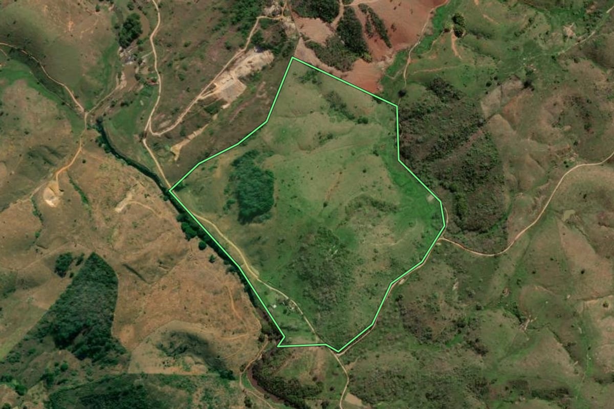 Imagem de satélite do imóvel rural em Santo Antônio de Pádua (RJ), com o contorno declarado no CAR desenhado por cima.