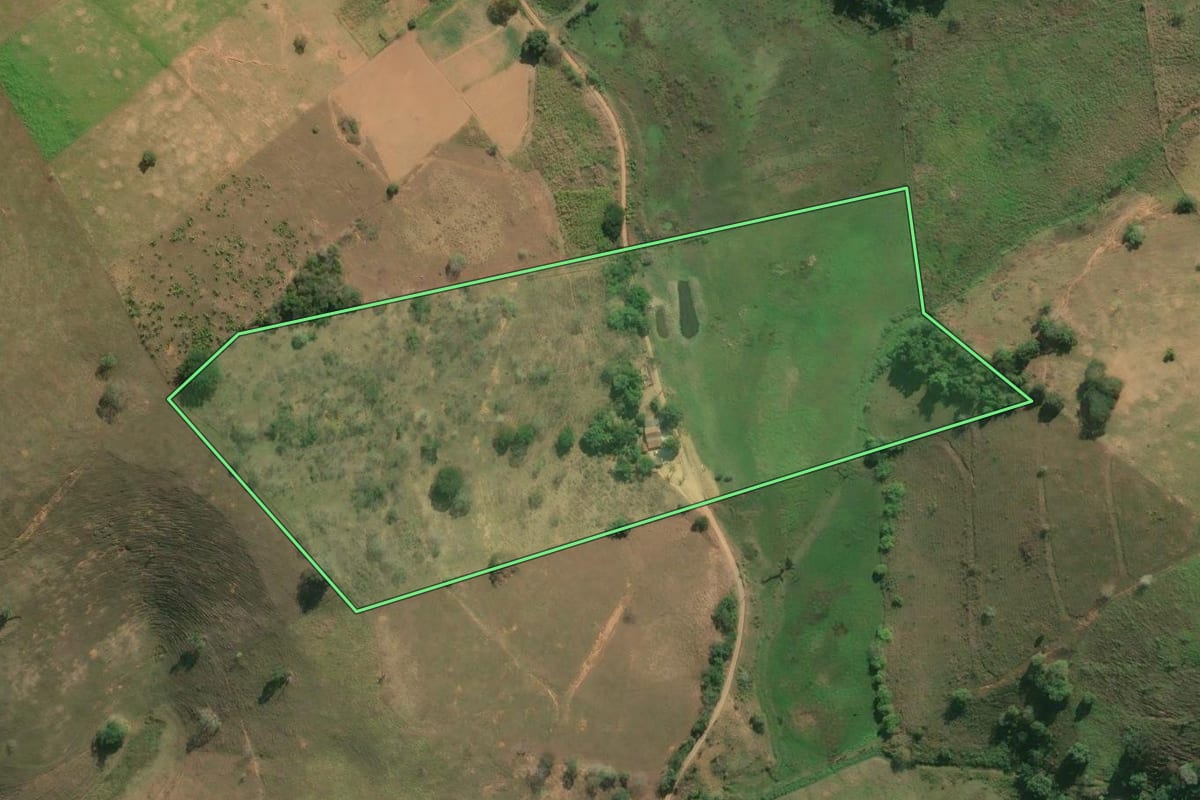Imagem de satélite do imóvel rural em Santo Antônio de Pádua (RJ), com o contorno declarado no CAR desenhado por cima.
