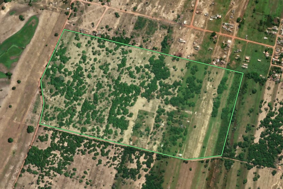 Imagem de satélite do imóvel rural em São Francisco de Itabapoana (RJ), com o contorno declarado no CAR desenhado por cima.