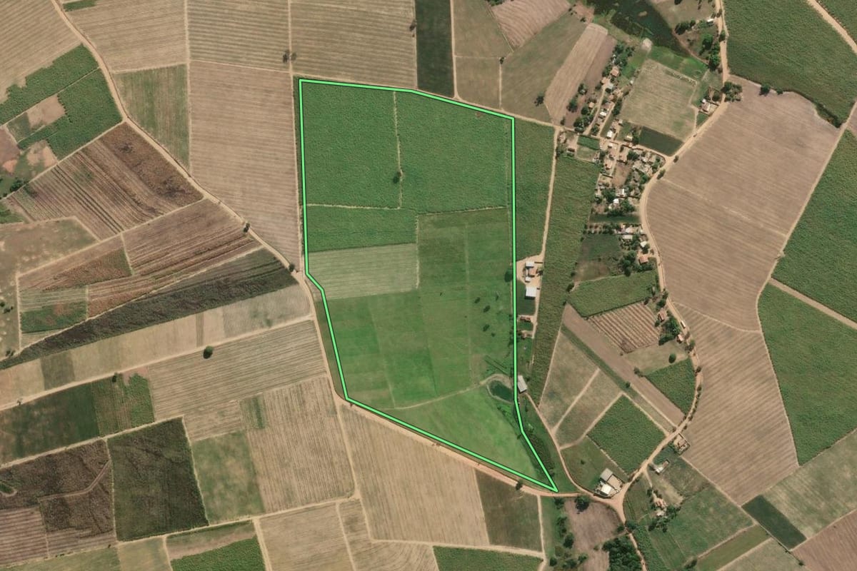 Imagem de satélite do imóvel rural em São Francisco de Itabapoana (RJ), com o contorno declarado no CAR desenhado por cima.