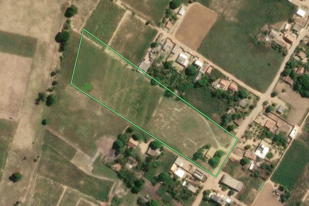 Imagem de satélite do imóvel rural em São Francisco de Itabapoana (RJ), com o contorno declarado no CAR desenhado por cima.