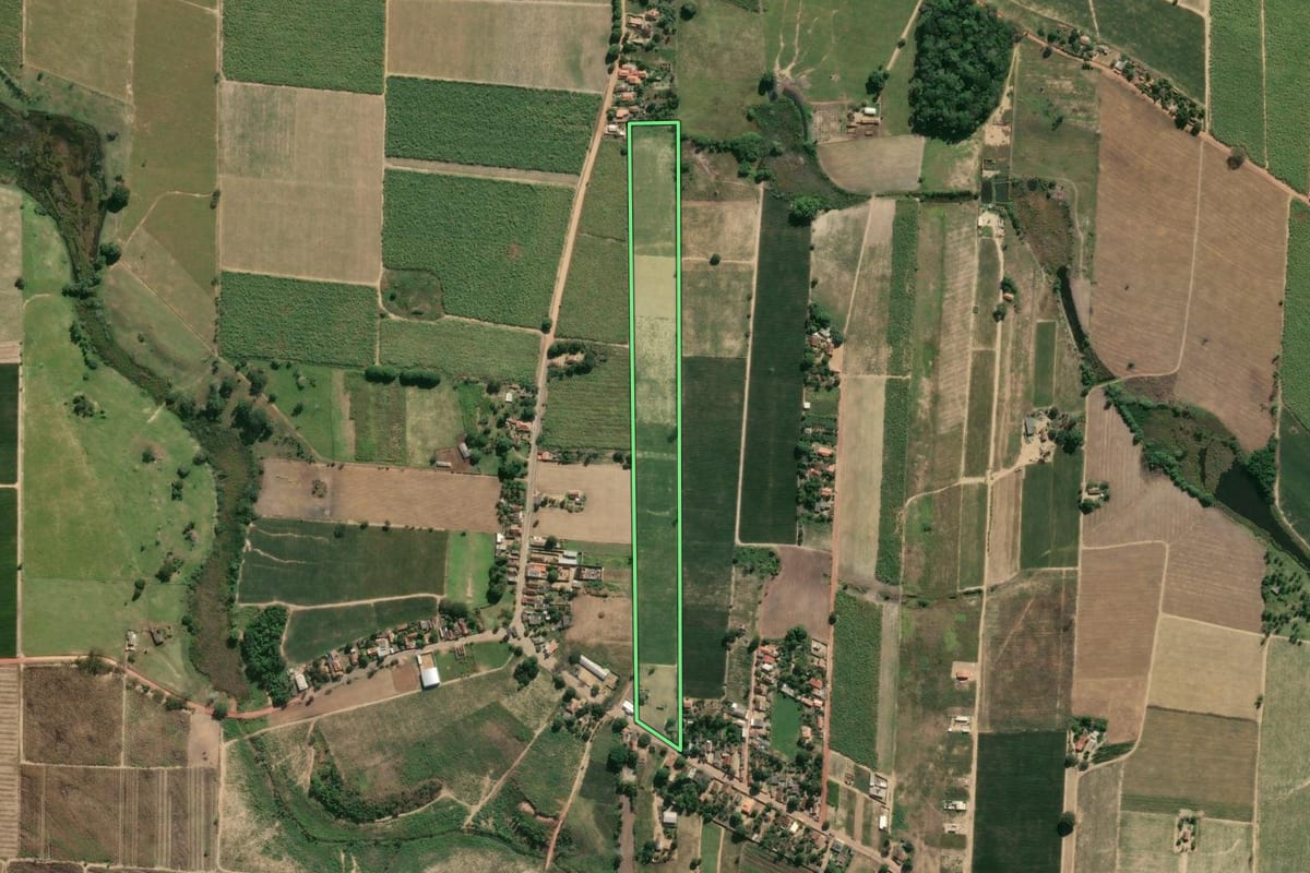 Imagem de satélite do imóvel rural em São Francisco de Itabapoana (RJ), com o contorno declarado no CAR desenhado por cima.