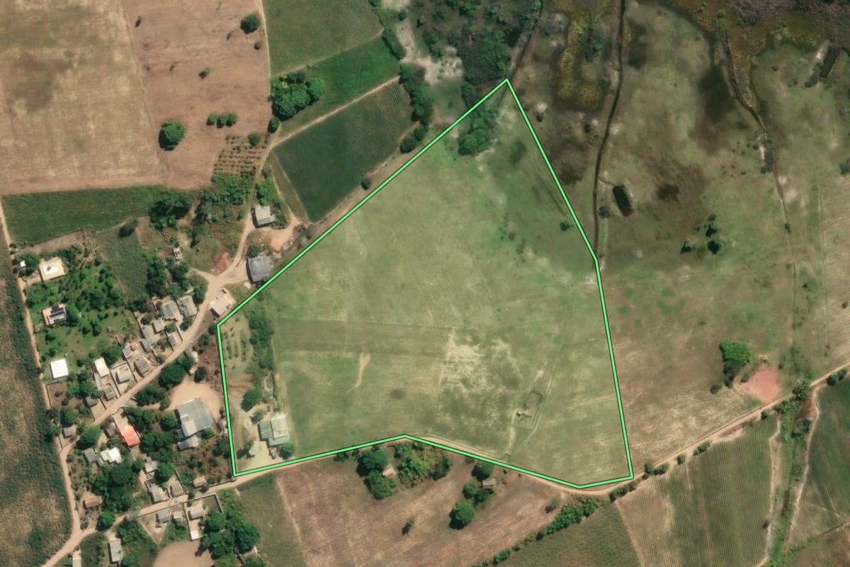 Imagem de satélite do imóvel rural em São Francisco de Itabapoana (RJ), com o contorno declarado no CAR desenhado por cima.