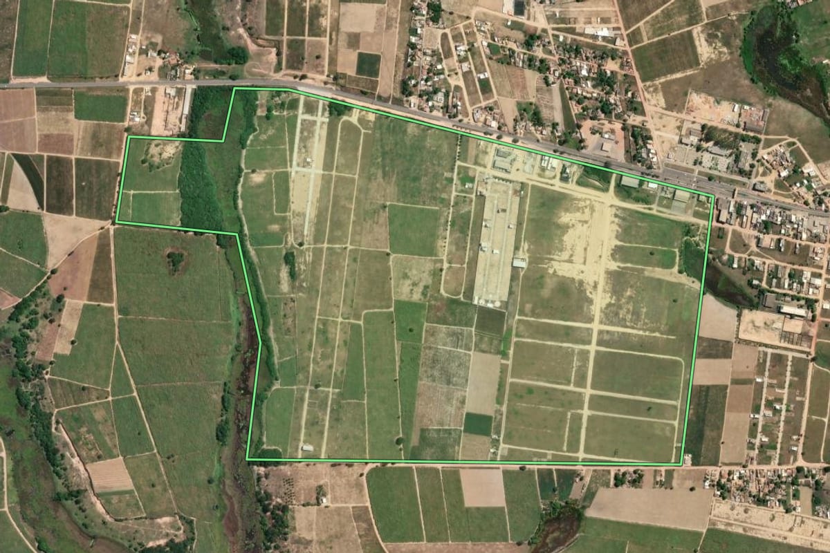 Imagem de satélite do imóvel rural em São Francisco de Itabapoana (RJ), com o contorno declarado no CAR desenhado por cima.