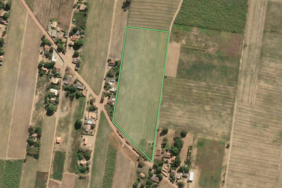 Imagem de satélite do imóvel rural em São Francisco de Itabapoana (RJ), com o contorno declarado no CAR desenhado por cima.