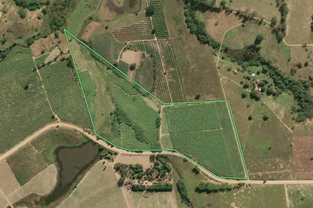 Imagem de satélite do imóvel rural em São Francisco de Itabapoana (RJ), com o contorno declarado no CAR desenhado por cima.