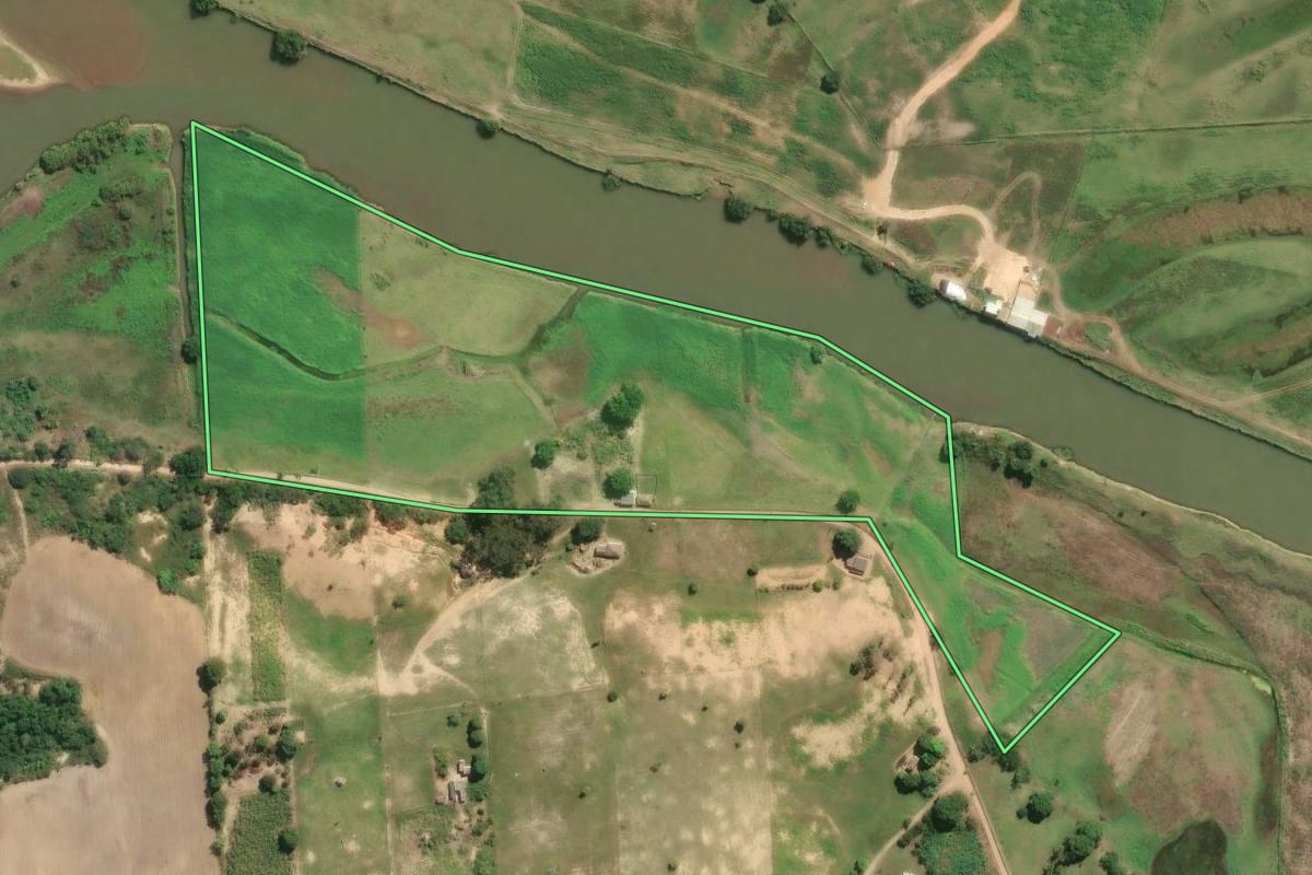 Imagem de satélite do imóvel rural em São Francisco de Itabapoana (RJ), com o contorno declarado no CAR desenhado por cima.