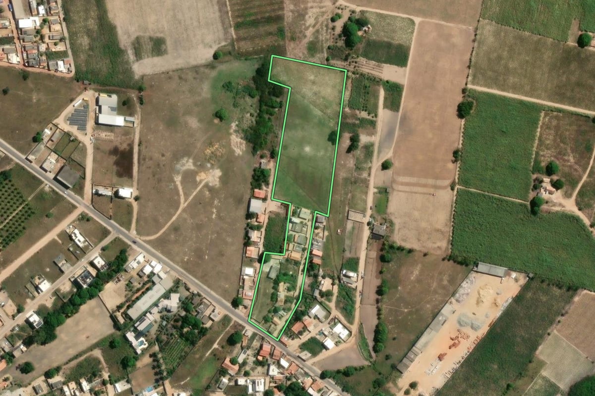 Imagem de satélite do imóvel rural em São Francisco de Itabapoana (RJ), com o contorno declarado no CAR desenhado por cima.