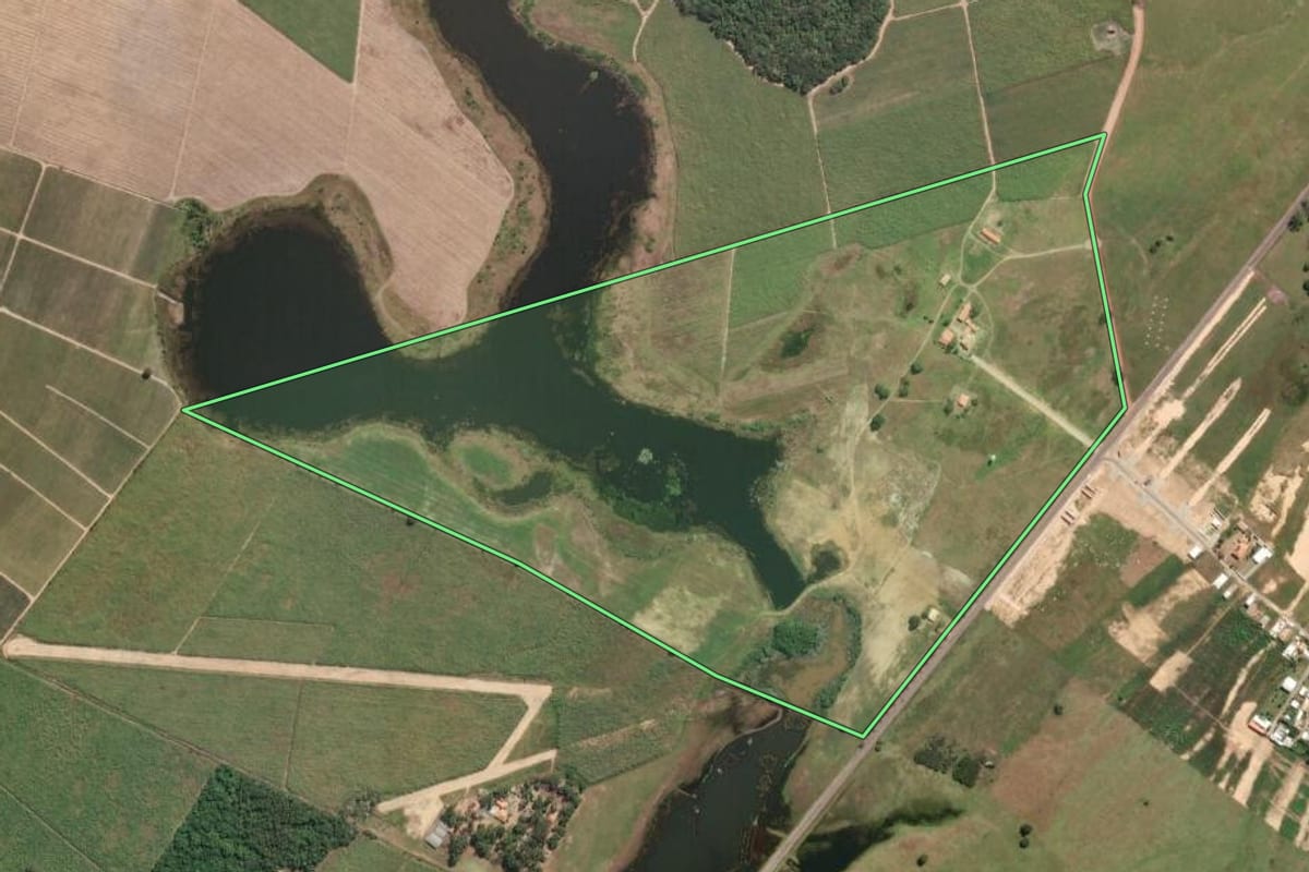 Imagem de satélite do imóvel rural em São Francisco de Itabapoana (RJ), com o contorno declarado no CAR desenhado por cima.