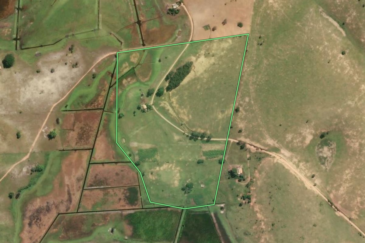 Imagem de satélite do imóvel rural em São Francisco de Itabapoana (RJ), com o contorno declarado no CAR desenhado por cima.
