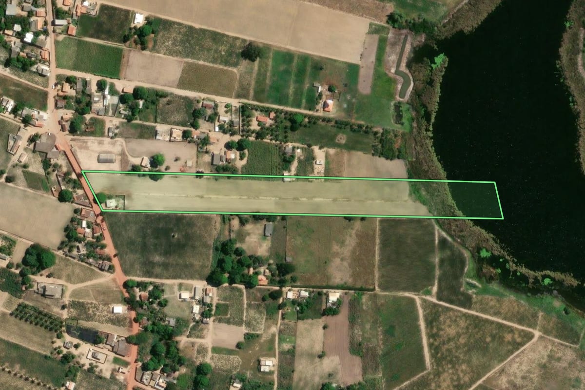 Imagem de satélite do imóvel rural em São Francisco de Itabapoana (RJ), com o contorno declarado no CAR desenhado por cima.