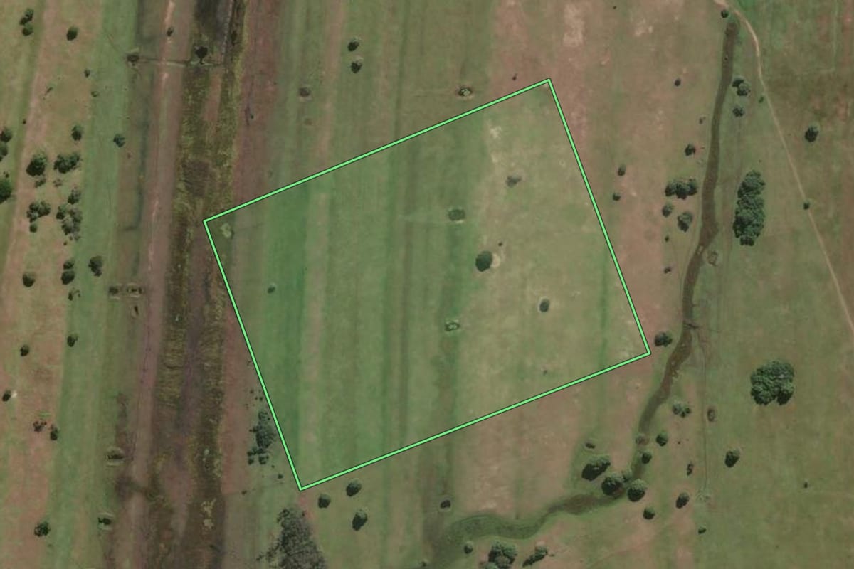 Imagem de satélite do imóvel rural em São Francisco de Itabapoana (RJ), com o contorno declarado no CAR desenhado por cima.