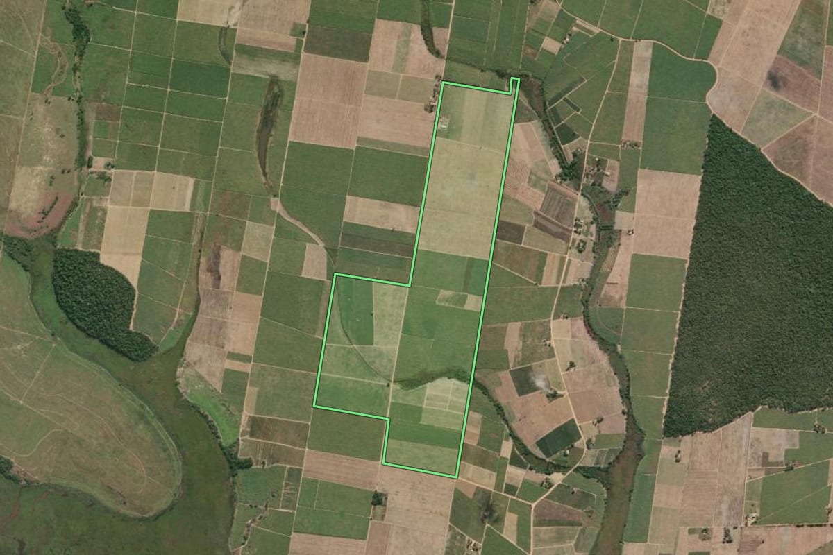 Imagem de satélite do imóvel rural em São Francisco de Itabapoana (RJ), com o contorno declarado no CAR desenhado por cima.