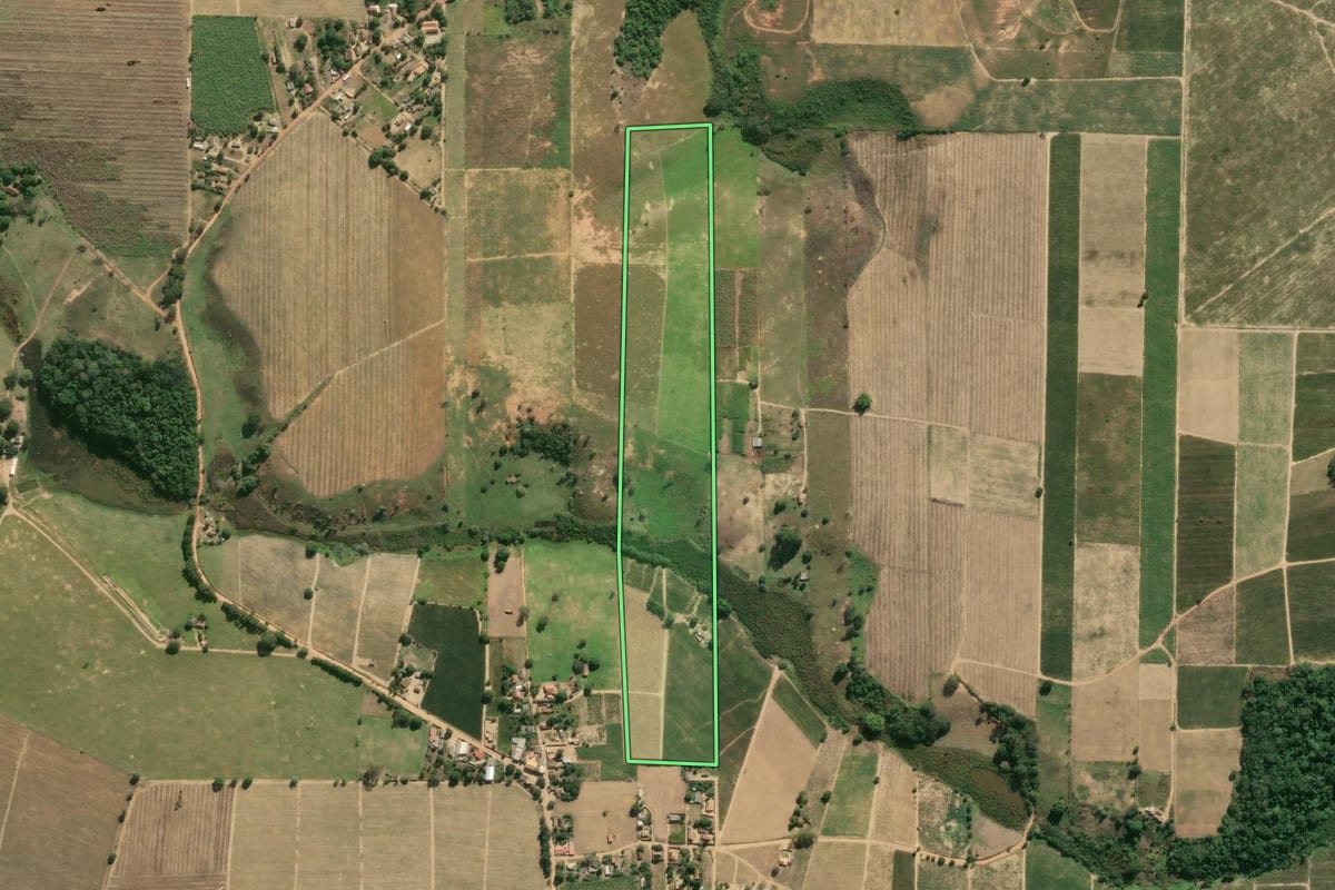 Imagem de satélite do imóvel rural em São Francisco de Itabapoana (RJ), com o contorno declarado no CAR desenhado por cima.