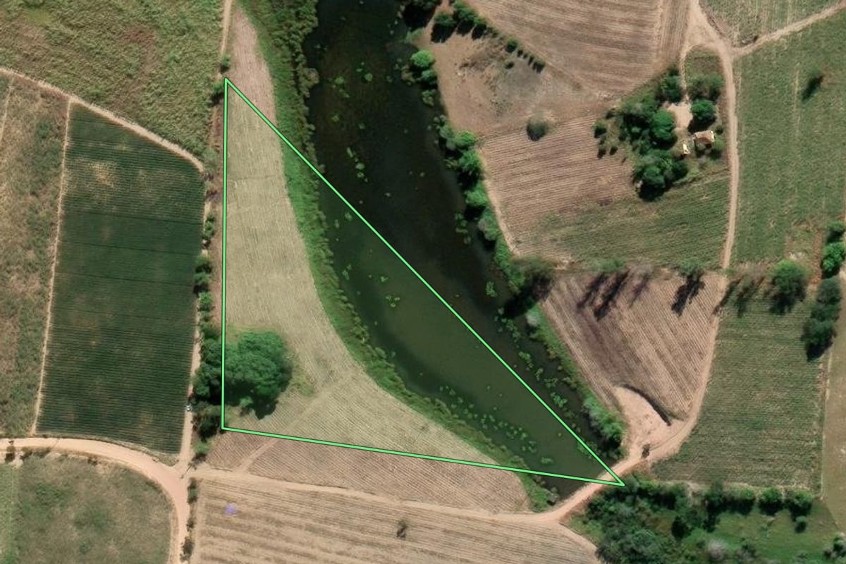 Imagem de satélite do imóvel rural em São Francisco de Itabapoana (RJ), com o contorno declarado no CAR desenhado por cima.
