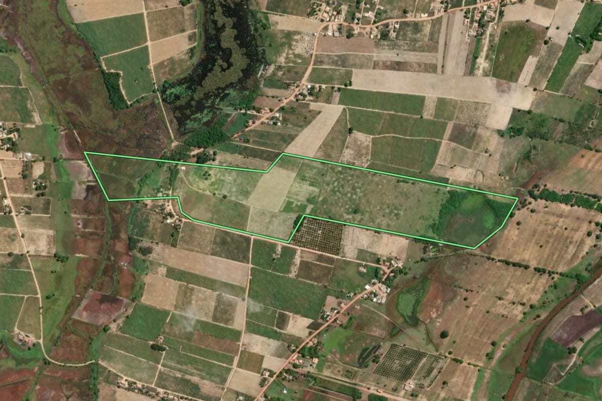 Imagem de satélite do imóvel rural em São Francisco de Itabapoana (RJ), com o contorno declarado no CAR desenhado por cima.