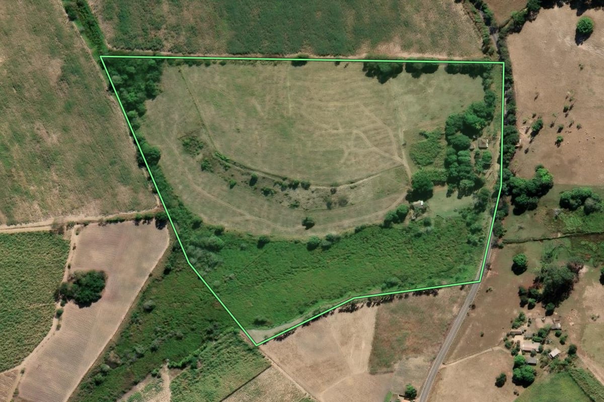 Imagem de satélite do imóvel rural em São Francisco de Itabapoana (RJ), com o contorno declarado no CAR desenhado por cima.