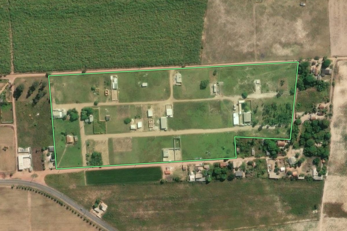 Imagem de satélite do imóvel rural em São Francisco de Itabapoana (RJ), com o contorno declarado no CAR desenhado por cima.