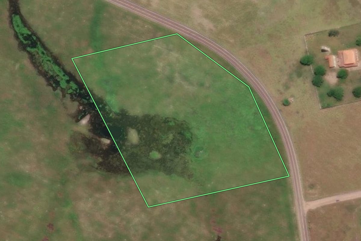 Imagem de satélite do imóvel rural em São Francisco de Itabapoana (RJ), com o contorno declarado no CAR desenhado por cima.