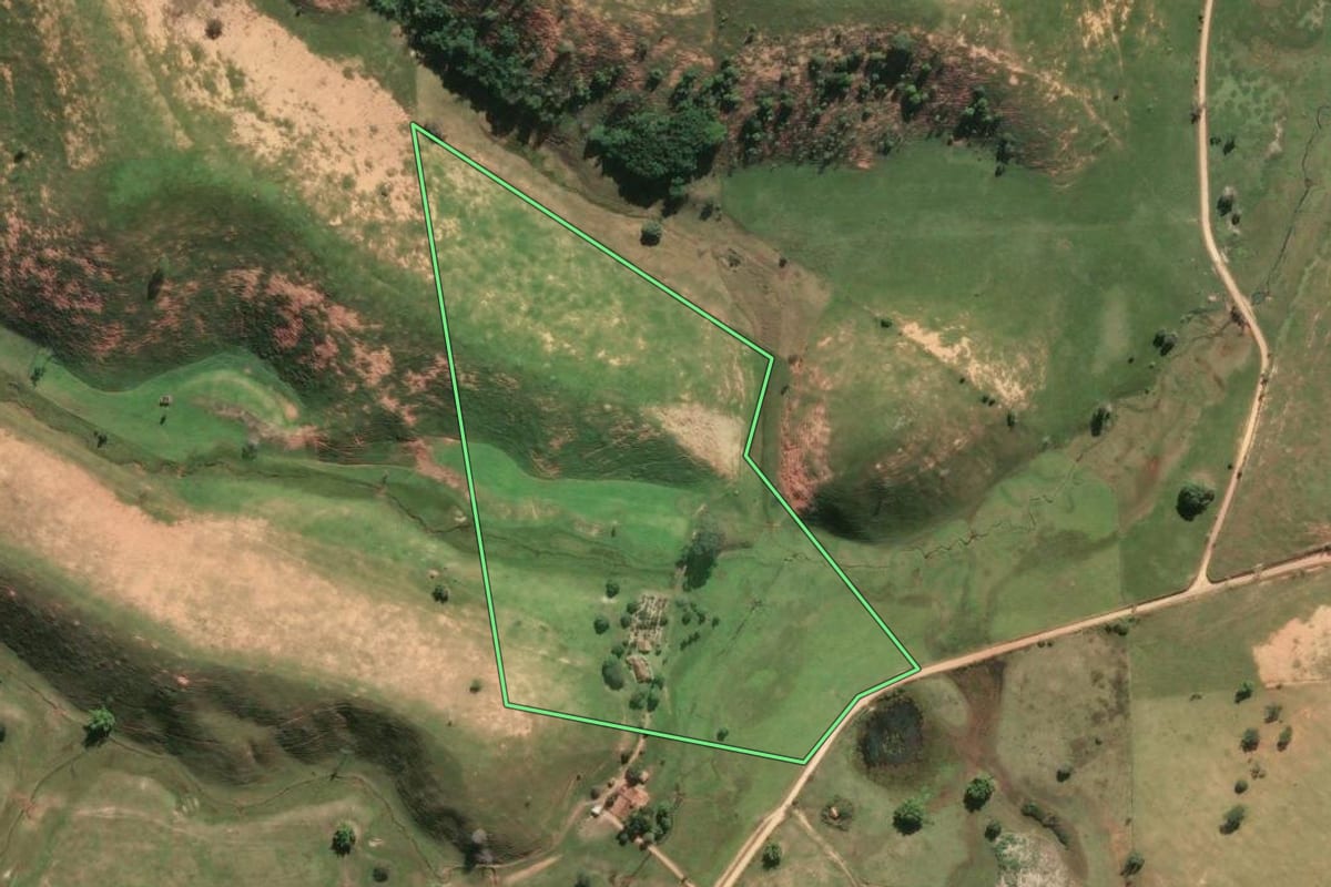 Imagem de satélite do imóvel rural em São Francisco de Itabapoana (RJ), com o contorno declarado no CAR desenhado por cima.