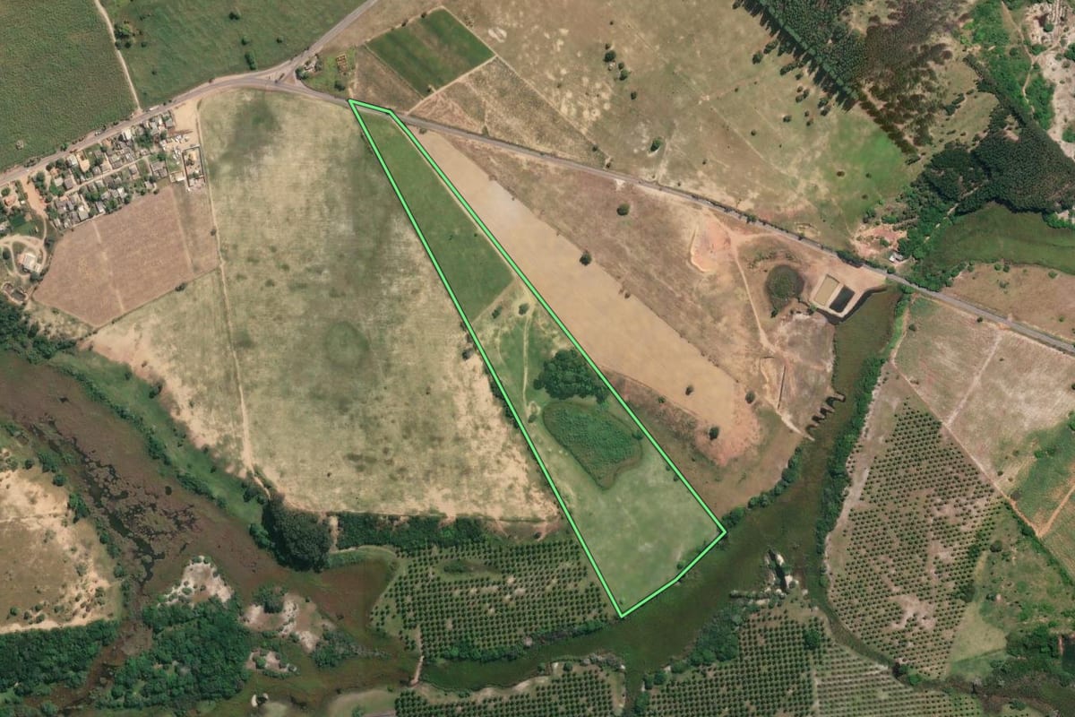 Imagem de satélite do imóvel rural em São Francisco de Itabapoana (RJ), com o contorno declarado no CAR desenhado por cima.