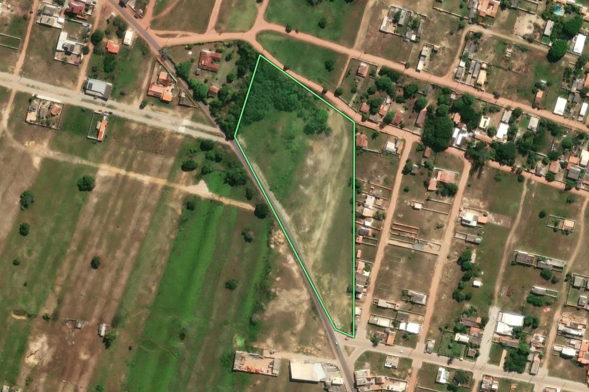 Imagem de satélite do imóvel rural em São Francisco de Itabapoana (RJ), com o contorno declarado no CAR desenhado por cima.