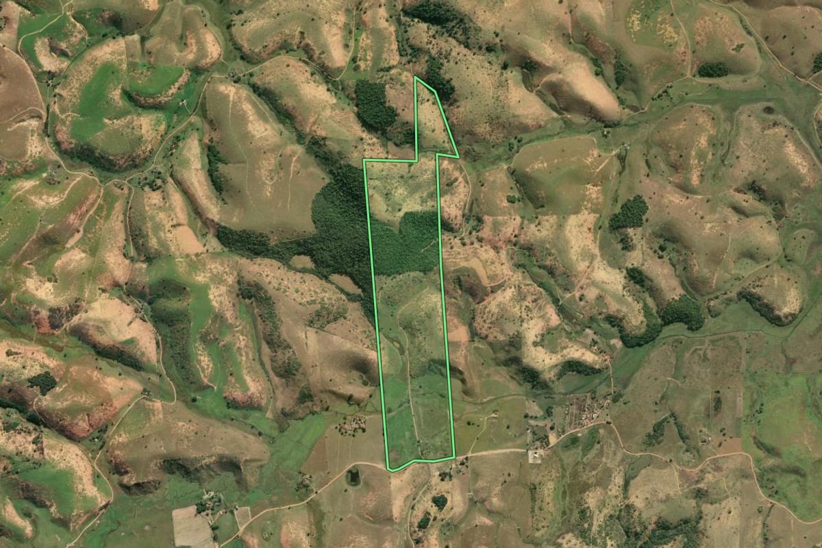 Imagem de satélite do imóvel rural em São Francisco de Itabapoana (RJ), com o contorno declarado no CAR desenhado por cima.