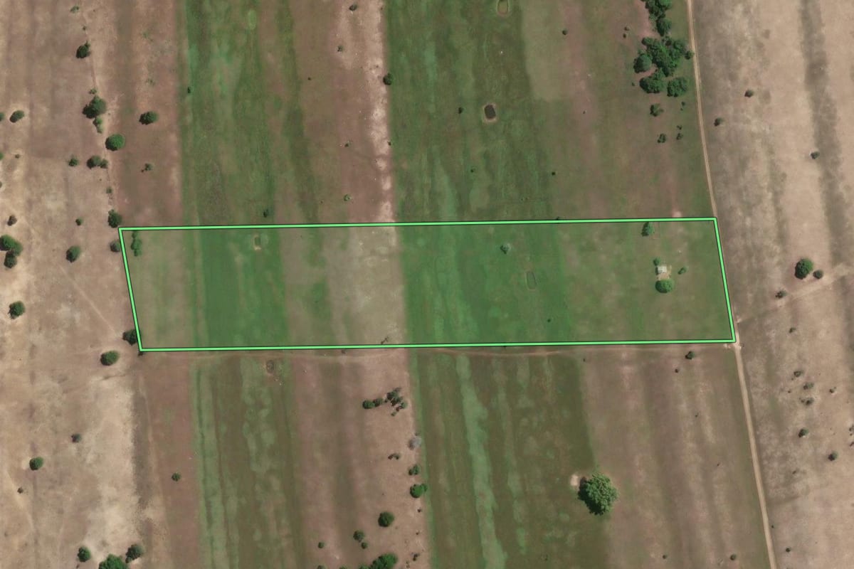 Imagem de satélite do imóvel rural em São Francisco de Itabapoana (RJ), com o contorno declarado no CAR desenhado por cima.
