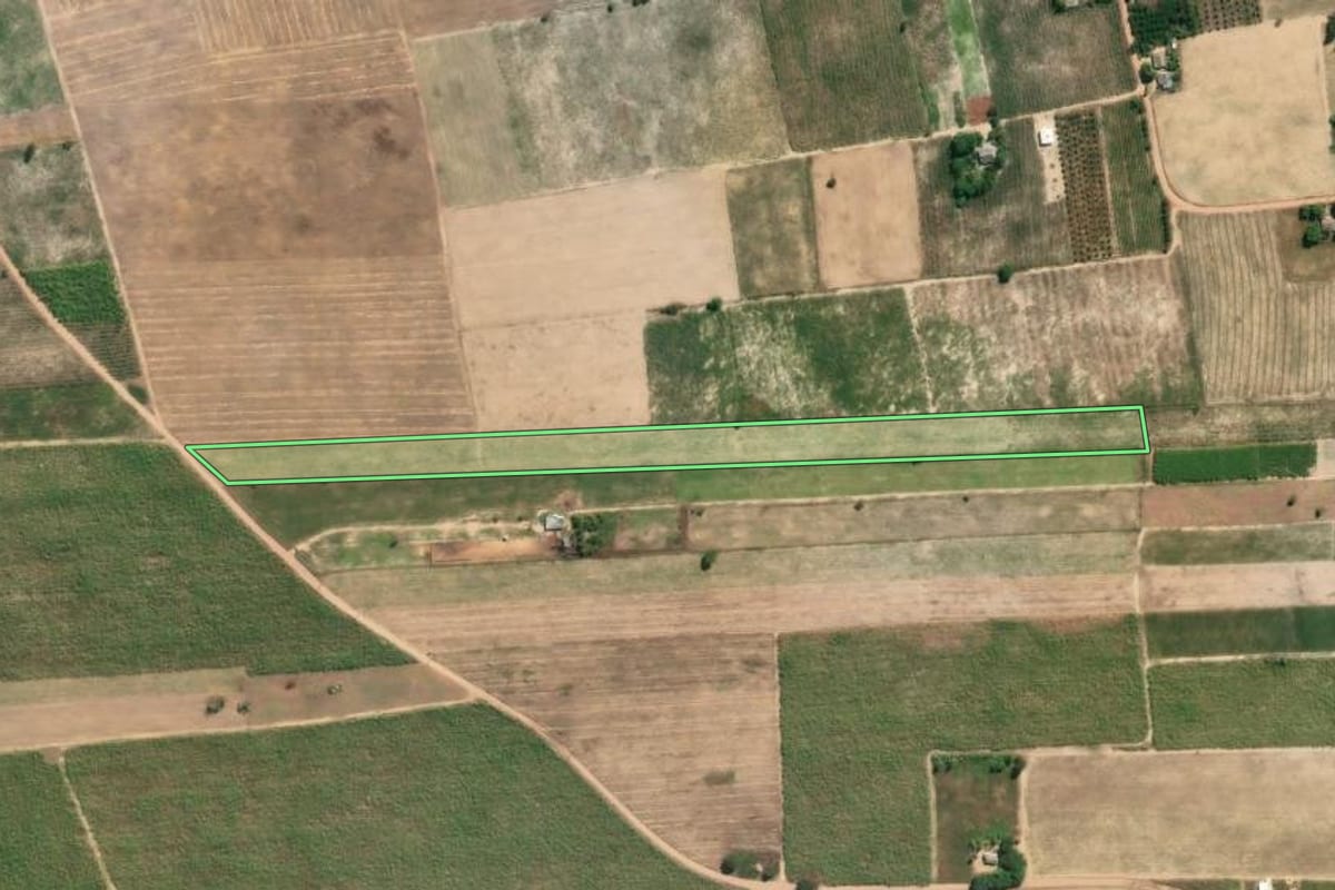 Imagem de satélite do imóvel rural em São Francisco de Itabapoana (RJ), com o contorno declarado no CAR desenhado por cima.