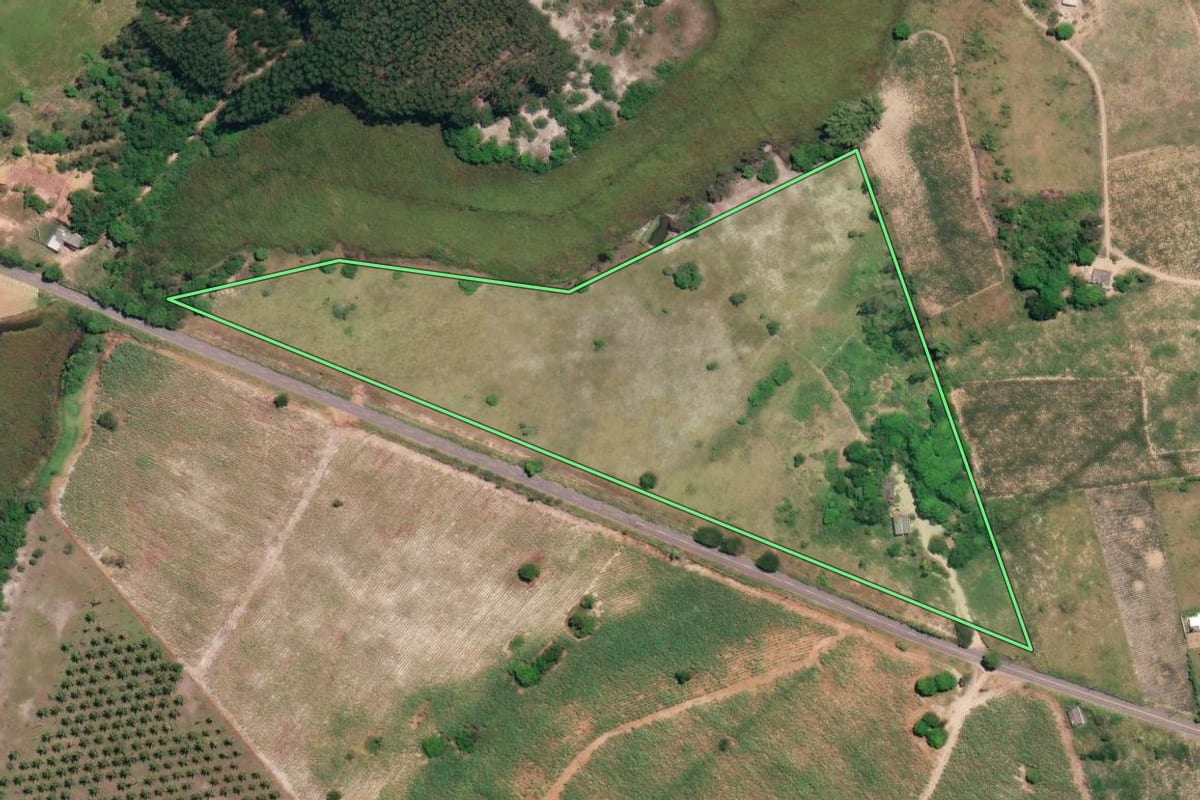 Imagem de satélite do imóvel rural em São Francisco de Itabapoana (RJ), com o contorno declarado no CAR desenhado por cima.