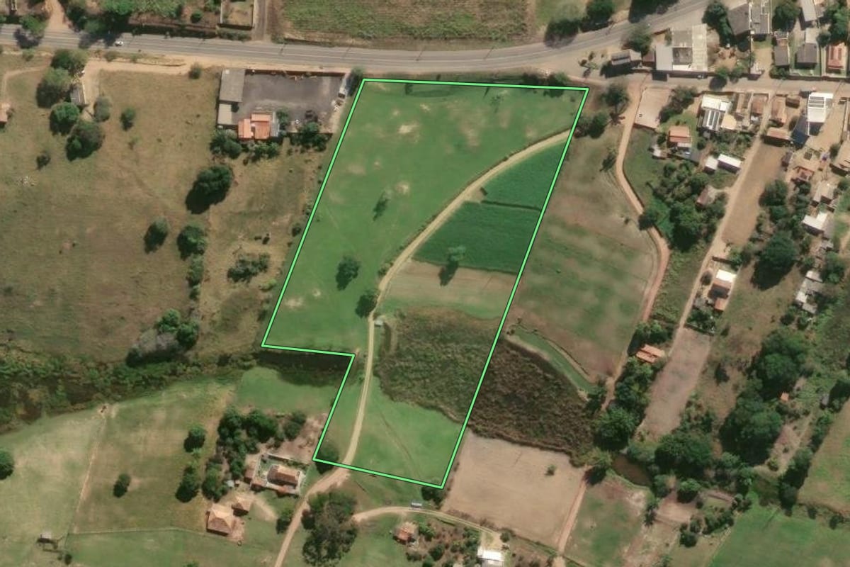 Imagem de satélite do imóvel rural em São Francisco de Itabapoana (RJ), com o contorno declarado no CAR desenhado por cima.