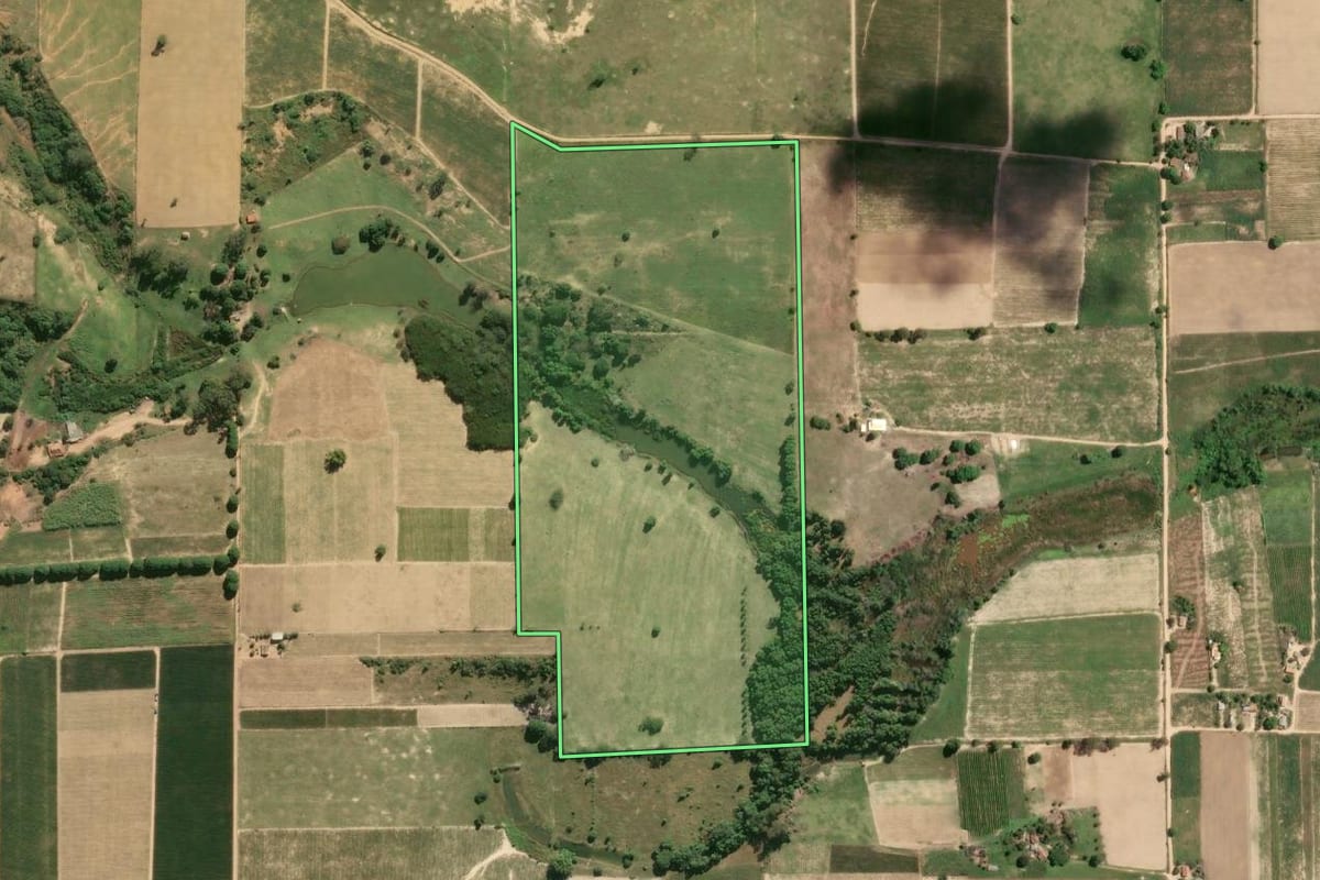 Imagem de satélite do imóvel rural em São Francisco de Itabapoana (RJ), com o contorno declarado no CAR desenhado por cima.