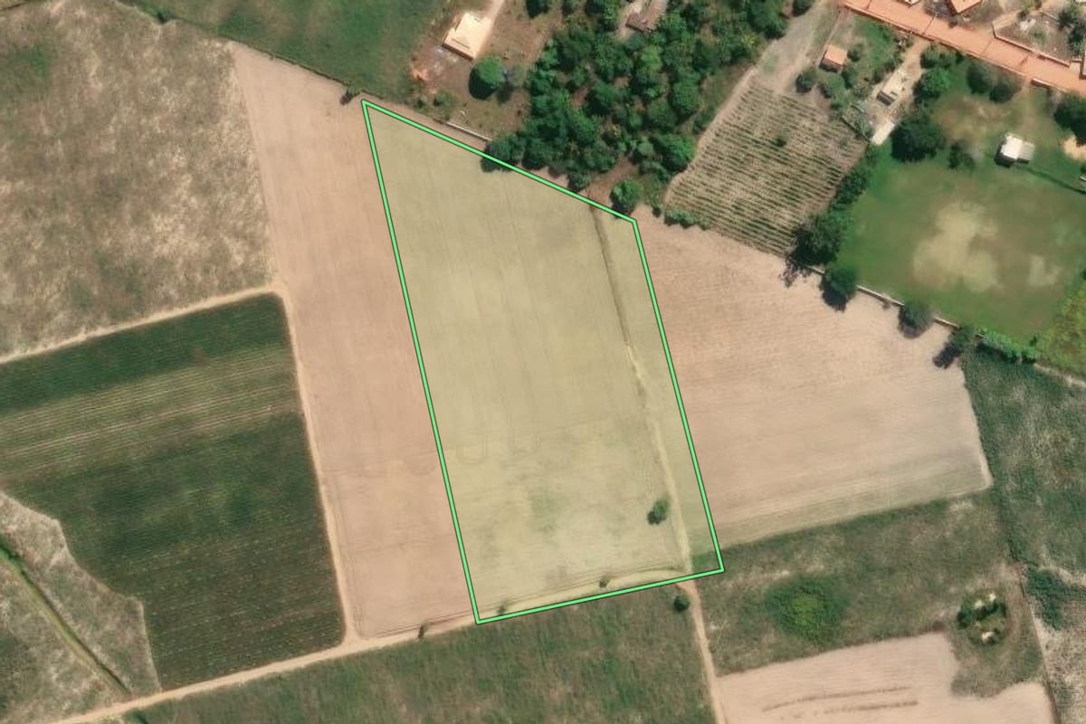 Imagem de satélite do imóvel rural em São Francisco de Itabapoana (RJ), com o contorno declarado no CAR desenhado por cima.