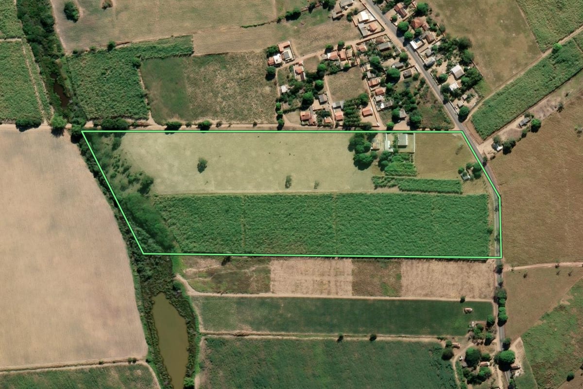Imagem de satélite do imóvel rural em São Francisco de Itabapoana (RJ), com o contorno declarado no CAR desenhado por cima.