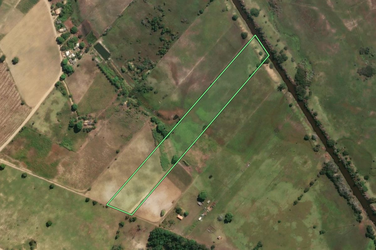 Imagem de satélite do imóvel rural em São Francisco de Itabapoana (RJ), com o contorno declarado no CAR desenhado por cima.