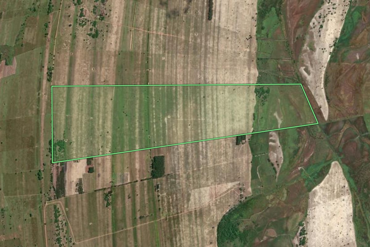 Imagem de satélite do imóvel rural em São Francisco de Itabapoana (RJ), com o contorno declarado no CAR desenhado por cima.