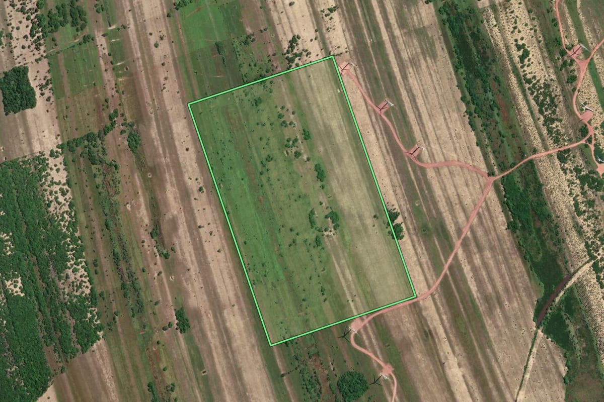 Imagem de satélite do imóvel rural em São Francisco de Itabapoana (RJ), com o contorno declarado no CAR desenhado por cima.