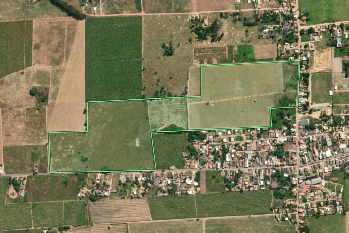 Imagem de satélite do imóvel rural em São Francisco de Itabapoana (RJ), com o contorno declarado no CAR desenhado por cima.
