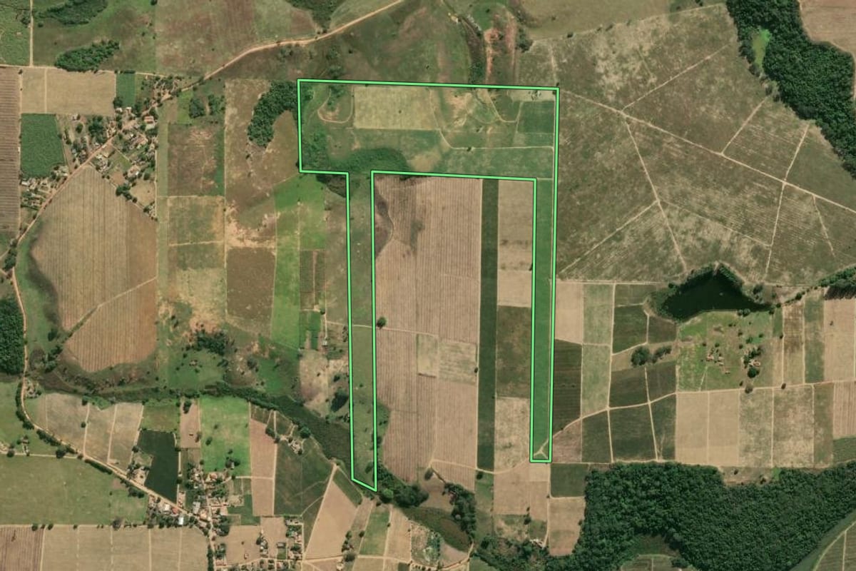 Imagem de satélite do imóvel rural em São Francisco de Itabapoana (RJ), com o contorno declarado no CAR desenhado por cima.