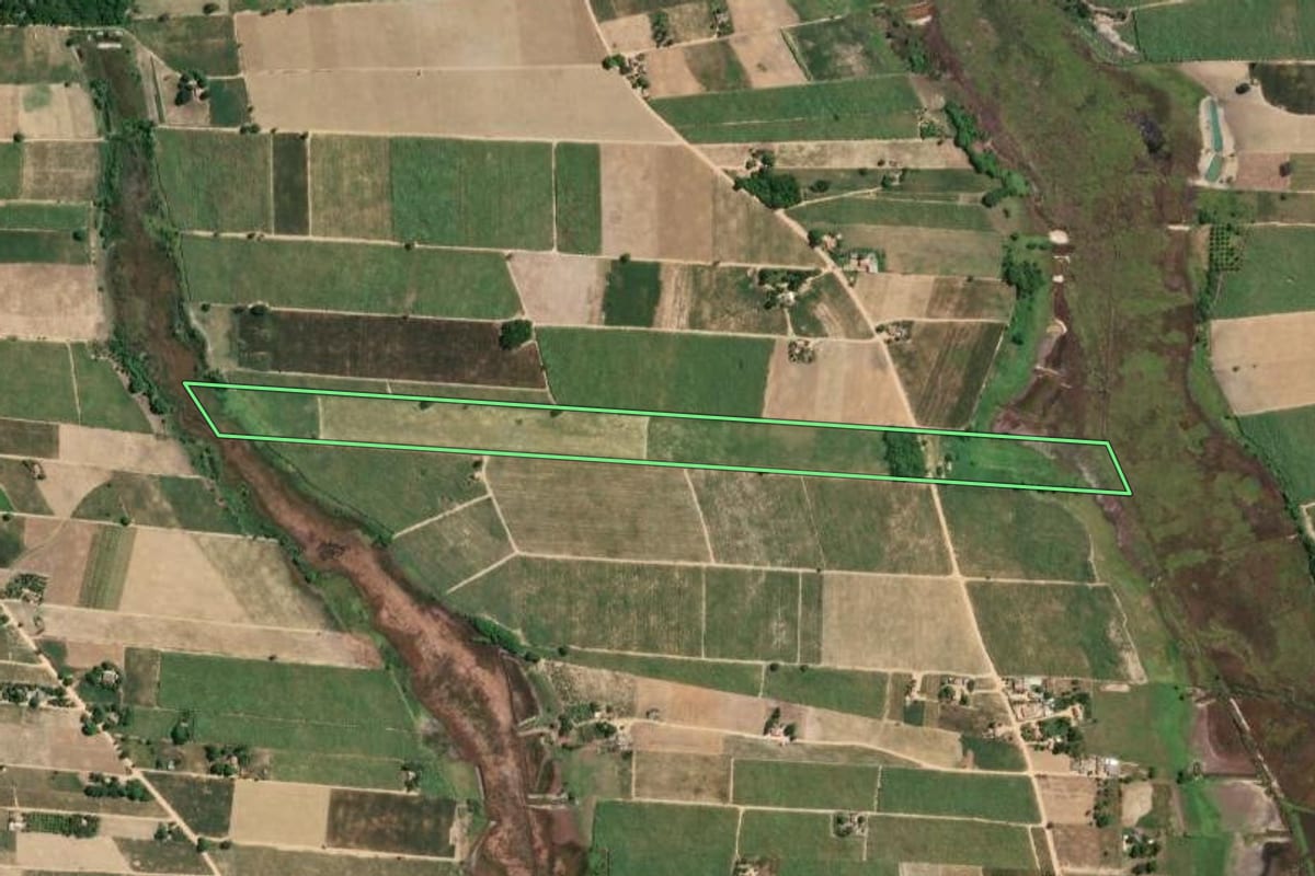 Imagem de satélite do imóvel rural em São Francisco de Itabapoana (RJ), com o contorno declarado no CAR desenhado por cima.