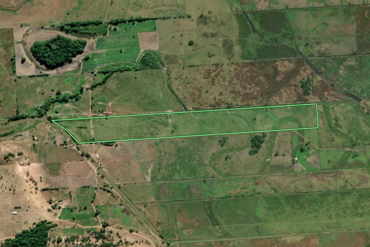 Imagem de satélite do imóvel rural em São Francisco de Itabapoana (RJ), com o contorno declarado no CAR desenhado por cima.