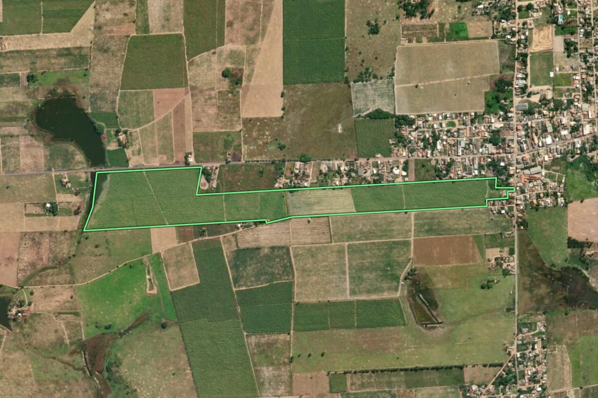 Imagem de satélite do imóvel rural em São Francisco de Itabapoana (RJ), com o contorno declarado no CAR desenhado por cima.