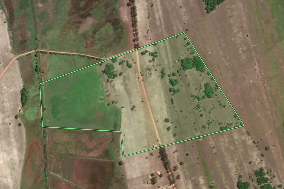 Imagem de satélite do imóvel rural em São Francisco de Itabapoana (RJ), com o contorno declarado no CAR desenhado por cima.