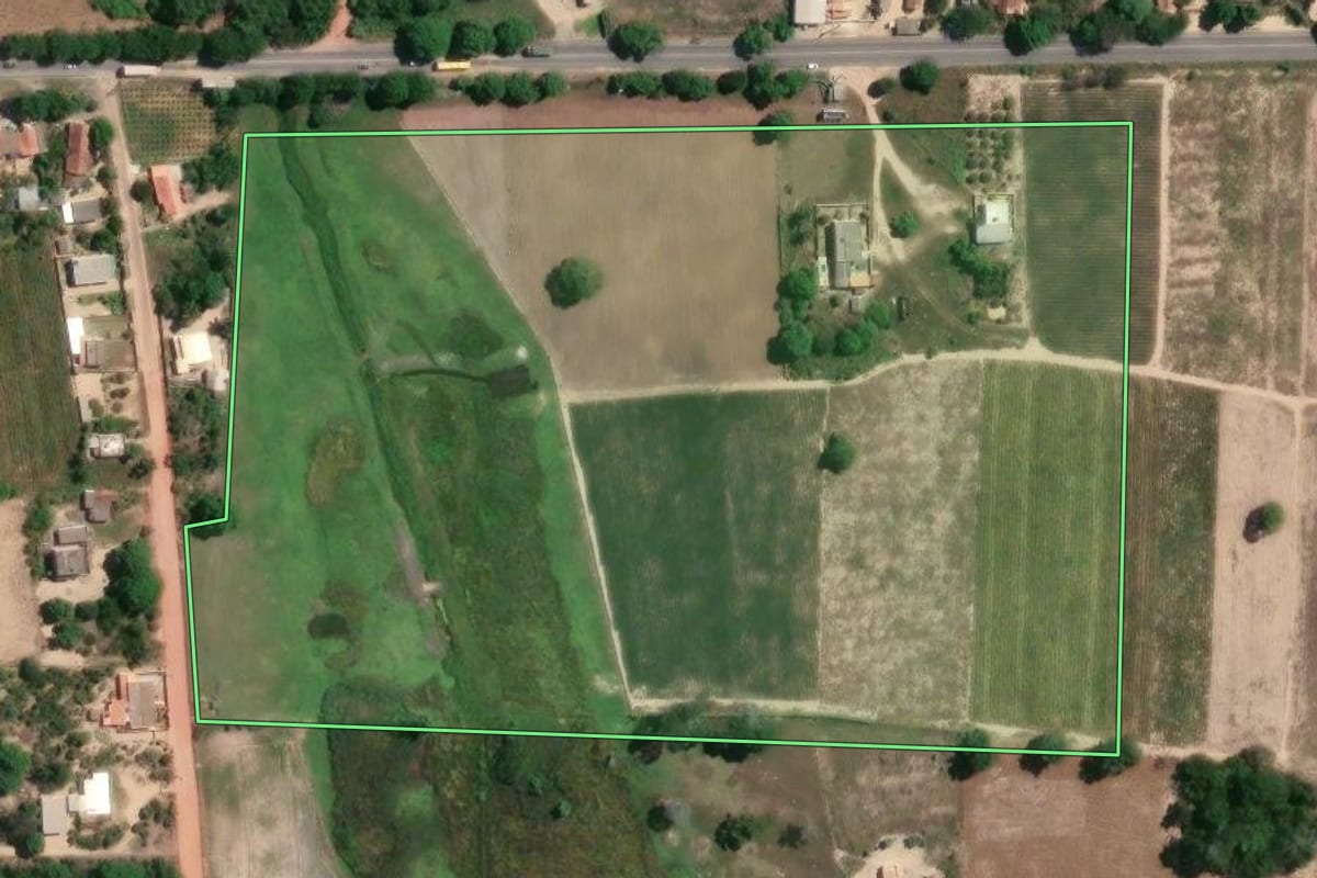 Imagem de satélite do imóvel rural em São Francisco de Itabapoana (RJ), com o contorno declarado no CAR desenhado por cima.