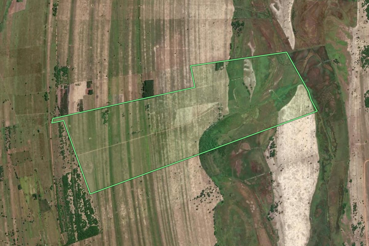 Imagem de satélite do imóvel rural em São Francisco de Itabapoana (RJ), com o contorno declarado no CAR desenhado por cima.