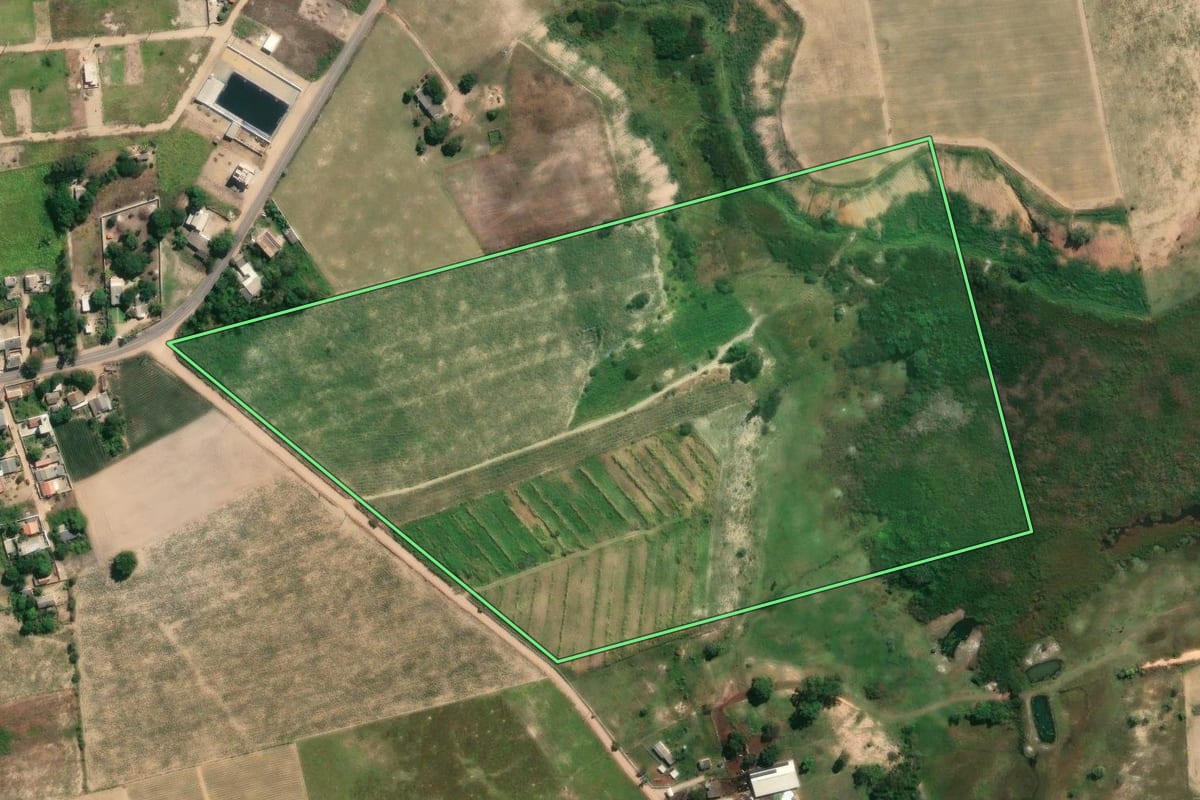Imagem de satélite do imóvel rural em São Francisco de Itabapoana (RJ), com o contorno declarado no CAR desenhado por cima.