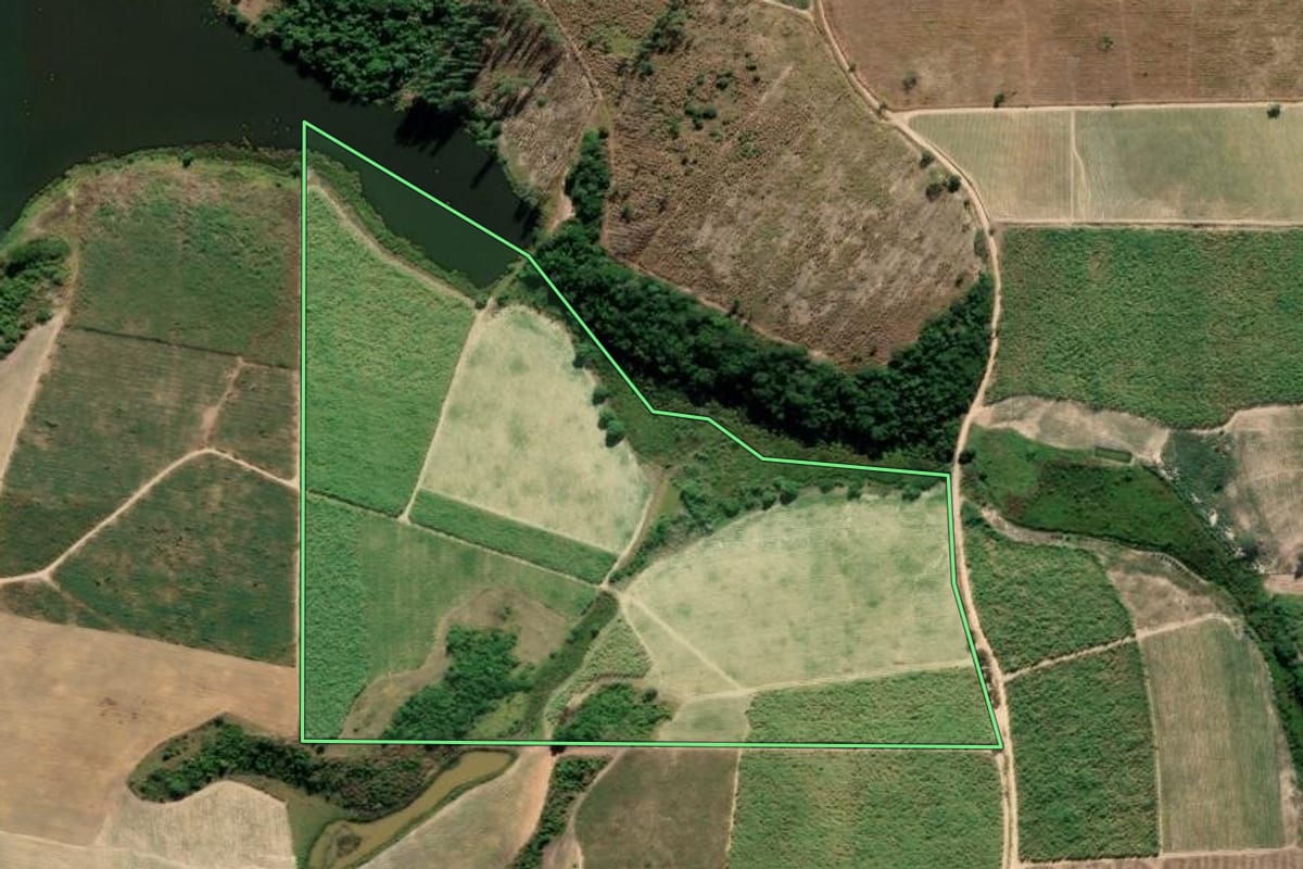 Imagem de satélite do imóvel rural em São Francisco de Itabapoana (RJ), com o contorno declarado no CAR desenhado por cima.